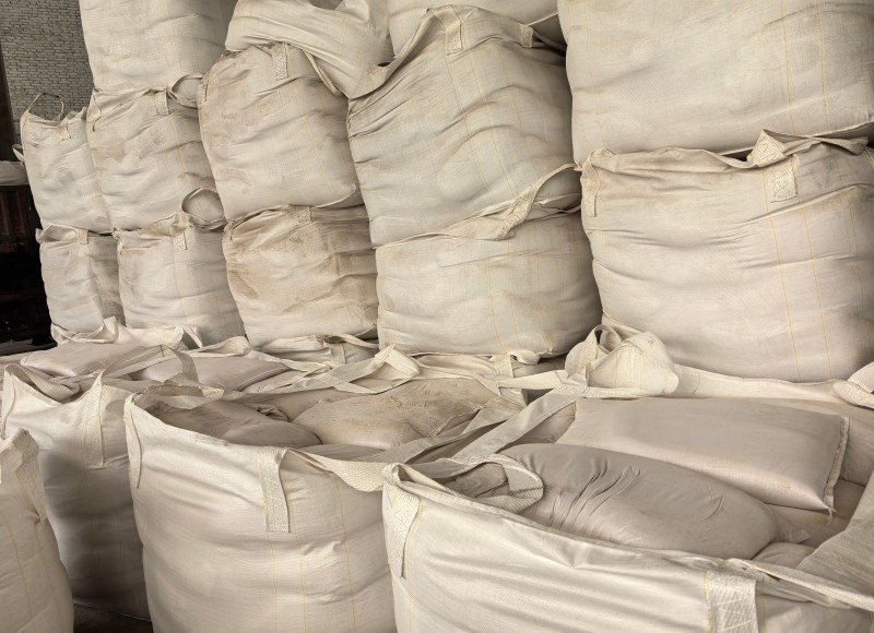 高鋁礬土熟料細(xì)粉雙層包裝噸包現(xiàn)場(chǎng)